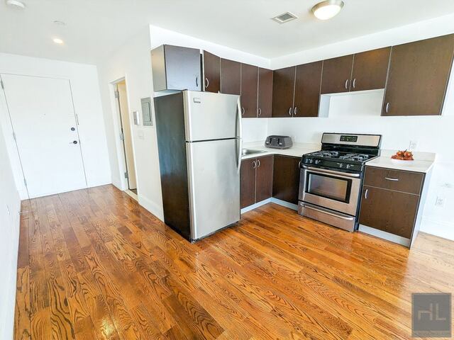 Studio at 1143 Dekalb Avenue