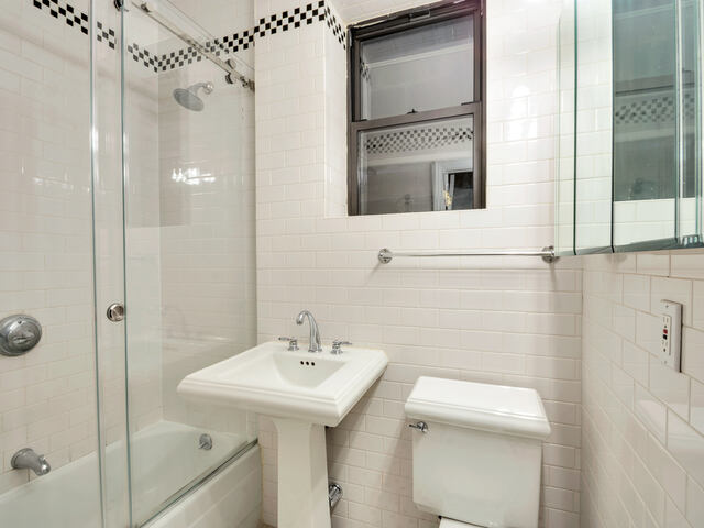 Studio at 1378 York Avenue