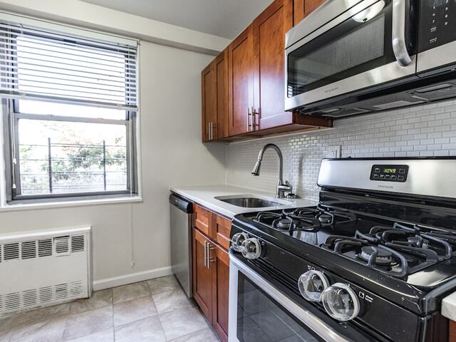 Studio at Parker Towers: 104-60 Queens Blvd