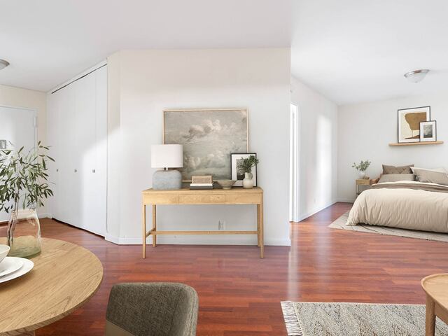 Studio at Parker Towers: 104-20 Queens Blvd