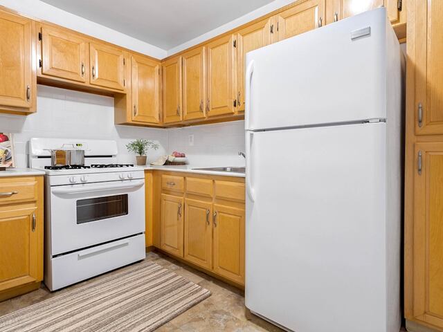 Studio at Parker Towers: 104-40 Queens Blvd