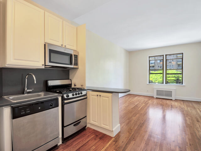 Studio at 1378 York Avenue