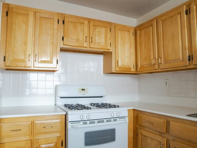 Studio at Parker Towers: 104-40 Queens Blvd