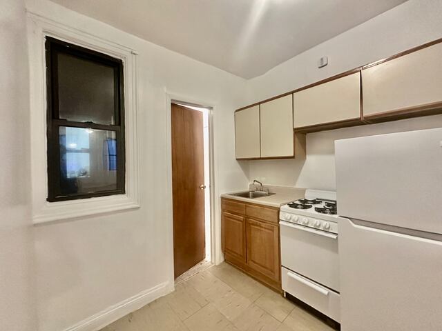 Studio at 1585 First Avenue