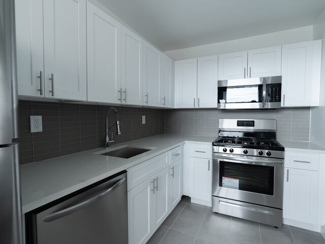 Studio at Parker Towers: 104-20 Queens Blvd