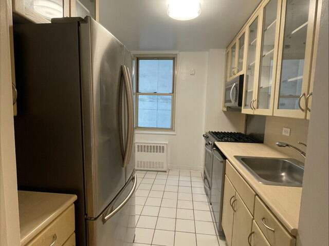 2-Bedroom at Murray Hill Manor