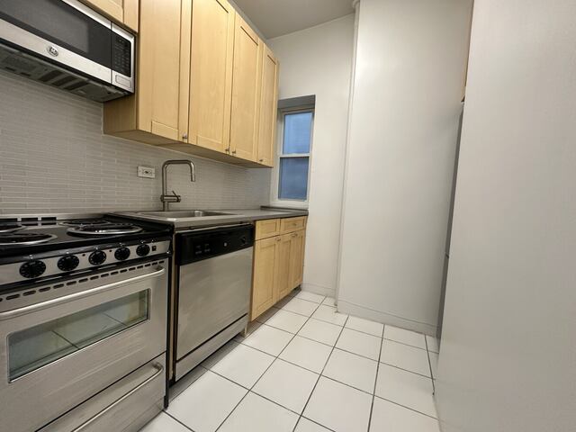 1-Bedroom at Manhattan East: 221 East 66th