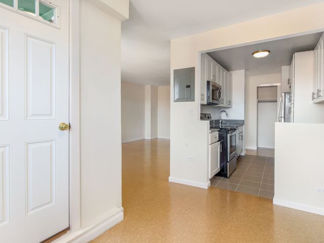 3-Bedroom at LeFrak City: Melbourne