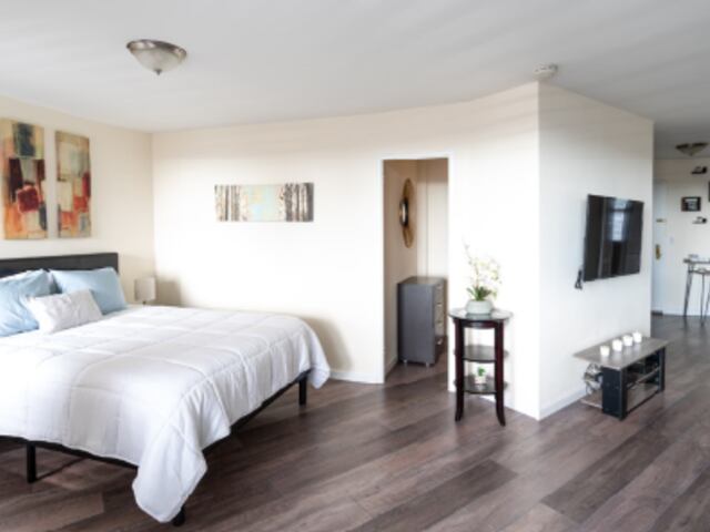 Studio at Parker Towers: 104-20 Queens Blvd