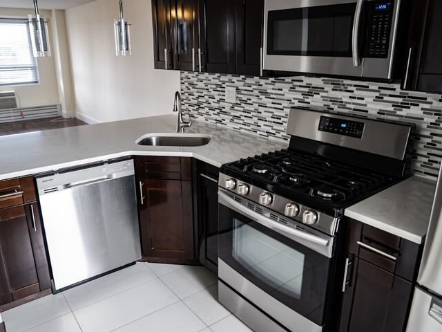 Studio at Parker Towers: 104-40 Queens Blvd