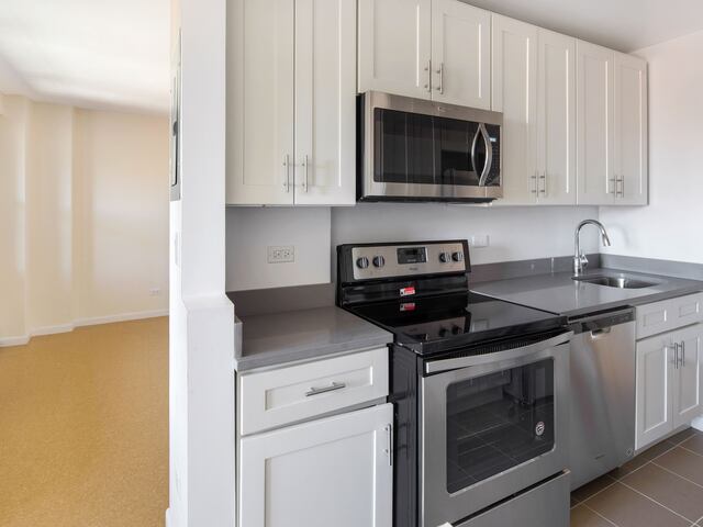 3-Bedroom at LeFrak City: Melbourne