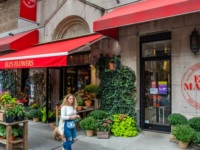 Conveniently close to cafes and dining options on 3rd Avenue.