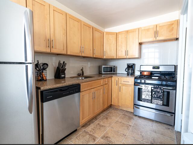 Studio at Parker Towers: 104-40 Queens Blvd