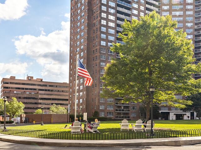 Studio at Parker Towers: 104-60 Queens Blvd
