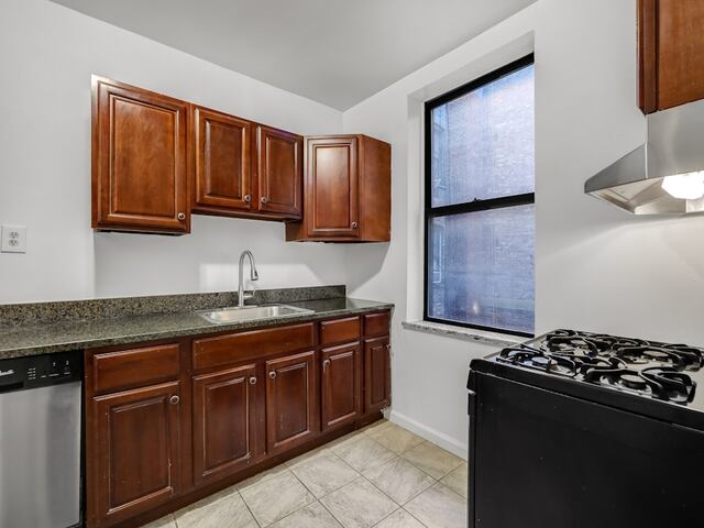 4-Bedroom at 3620 Broadway
