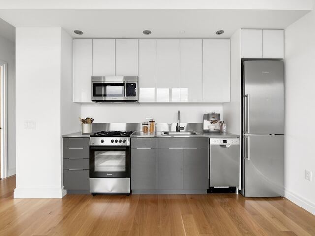 Studio at 300 Ashland Place