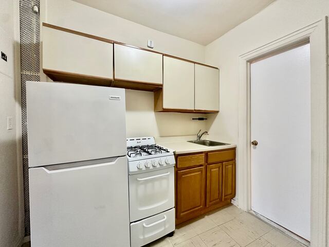 Studio at 1585 First Avenue