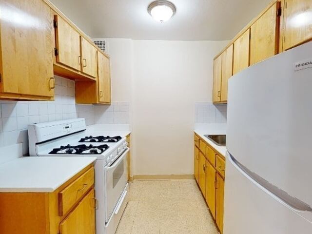 Studio at Parker Towers: 104-20 Queens Blvd