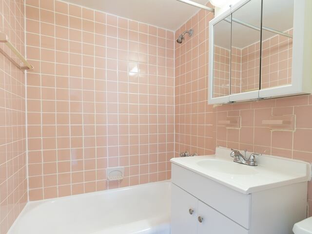 Studio at Parker Towers: 104-20 Queens Blvd