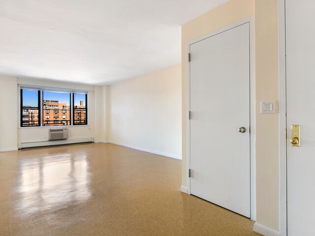 3-Bedroom at LeFrak City: Melbourne