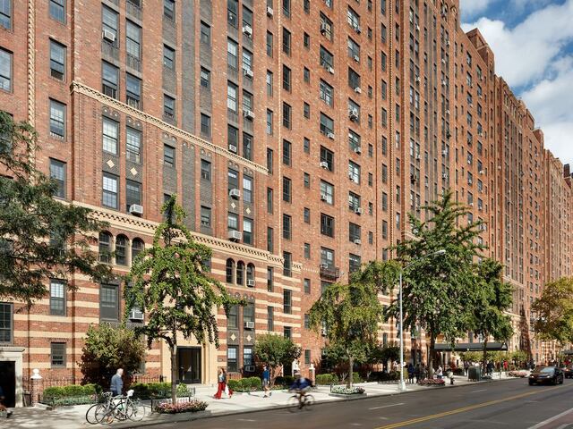 1-Bedroom at London Terrace Gardens: 420 West 24th