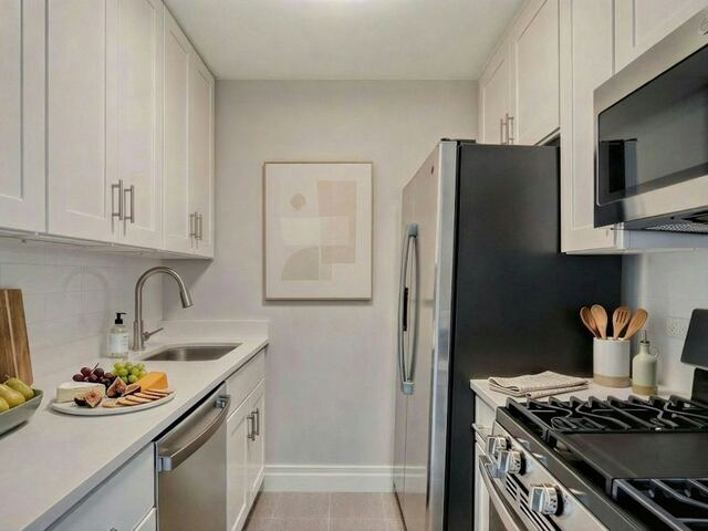 Studio at Normandie Court: 225 East 95th