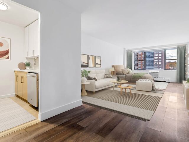 Studio at Parker Towers: 104-60 Queens Blvd