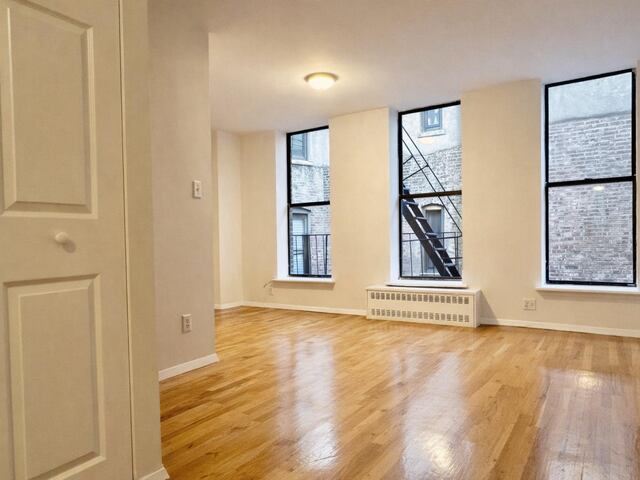 Studio at 951 Amsterdam Avenue