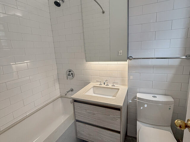 1-Bedroom at Manhattan East: 221 East 66th