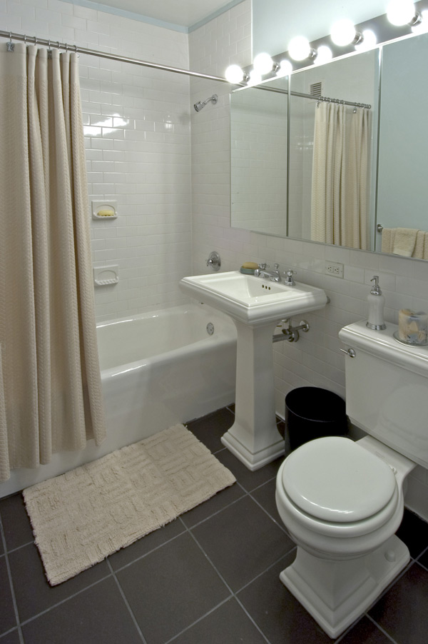 101 West End: Bathroom