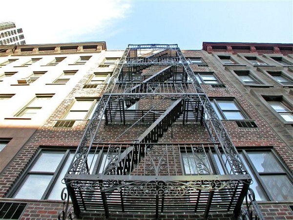 1582 First Avenue: Exterior close-up