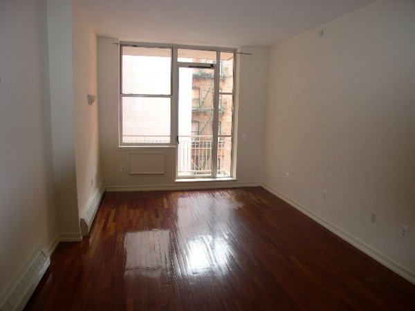191 St. Nicholas Avenue: Living room