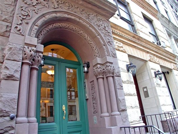 75 West 68th street: Entrance