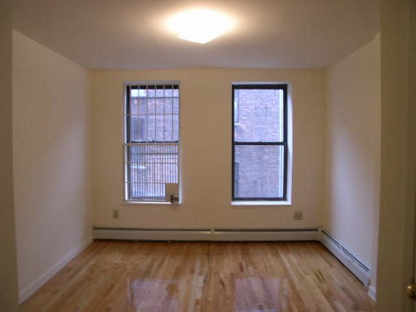 950 Columbus Avenue: Living room