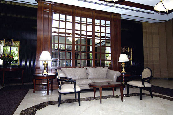 Claridge House: Lobby
