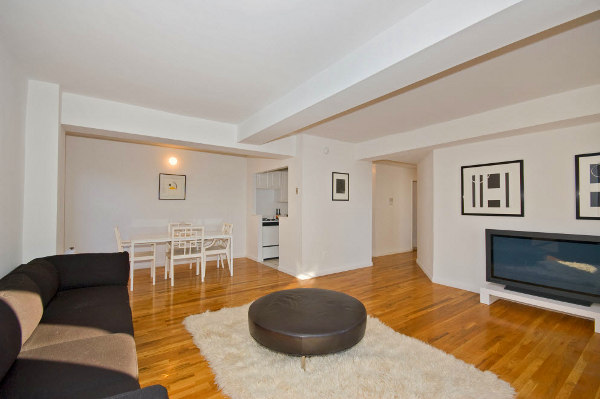 The Paris: Living room