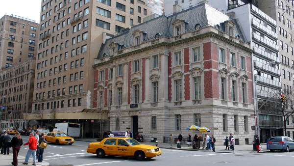 Upper East Side: The south-east corner of East 86th Street and Fifth Avenue.